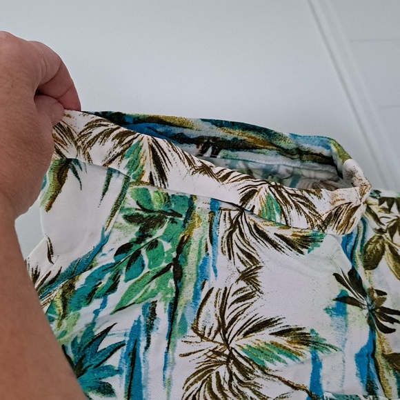 ROSE AND OLIVE tropical print short sleeve shirt with knot at waist, Size L - Picture 8 of 9